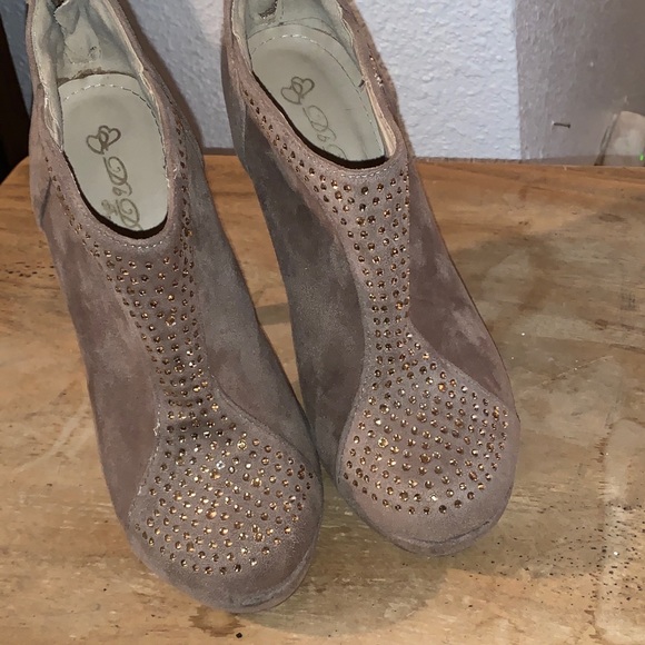 Heels - Picture 2 of 7